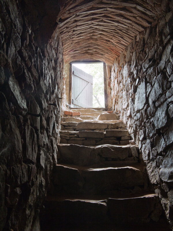 石头墙壁的楼梯