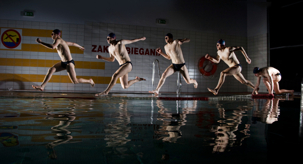 训练游泳的运动员图片