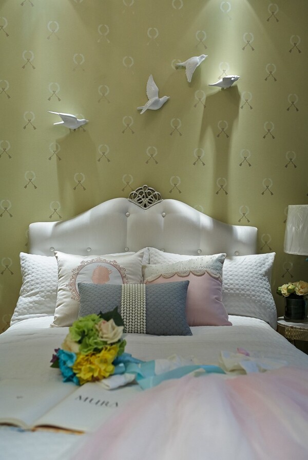 现代时尚卧室白色皇冠床头室内装修效果图