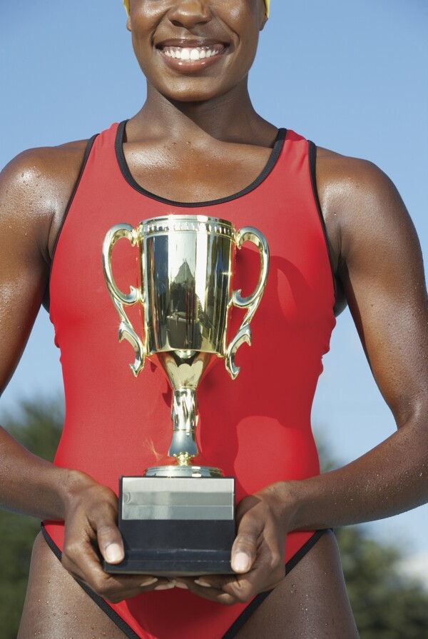 捧着奖杯的黑人运动员图片