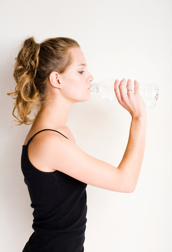 喝水的健身女性图片