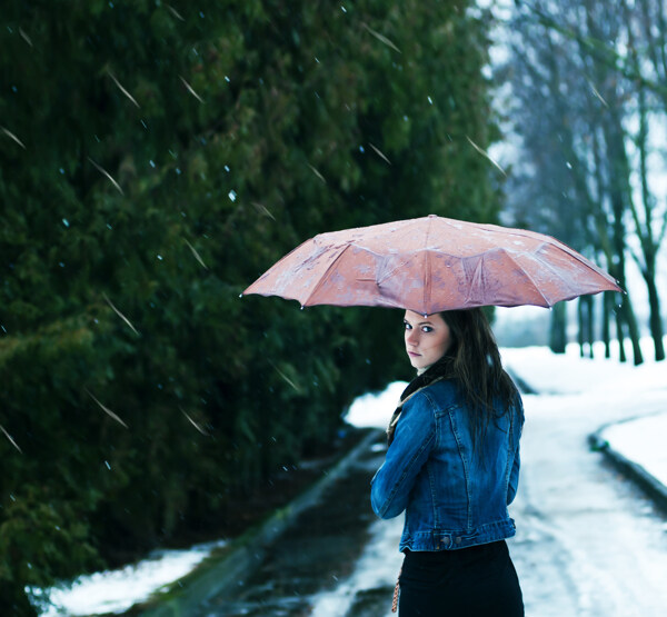 下雪天打伞的女孩图片