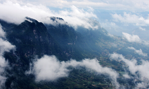 山峰云雾美景图片