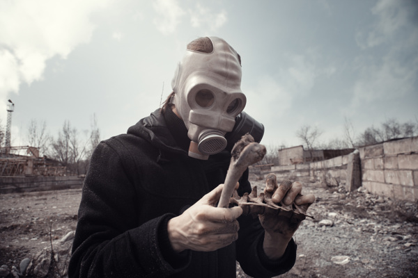 环境污染与戴毒气罩的男人图片