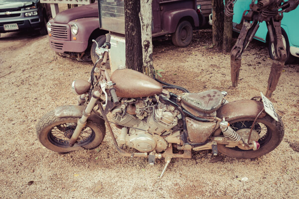 破破烂烂的摩托车图片