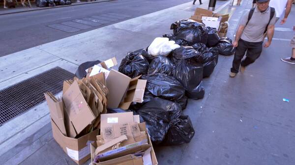 纽约人行道上的垃圾袋