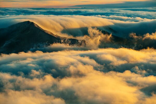 云雾环绕的大山