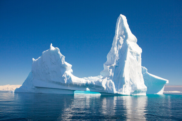 海面上的冰山风景图片