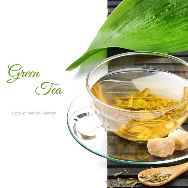 茶水与绿叶图片