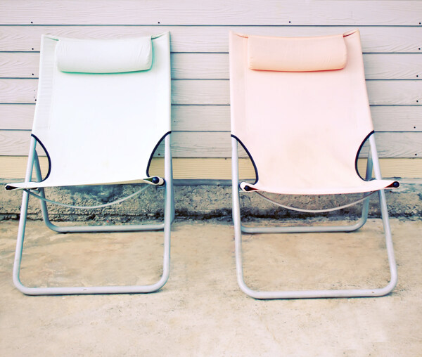 绿色粉色两张座椅图片