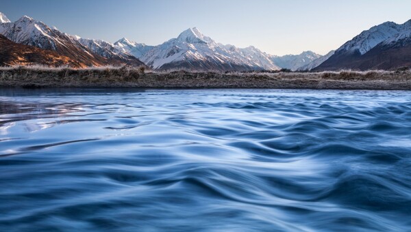 雪山湖泊