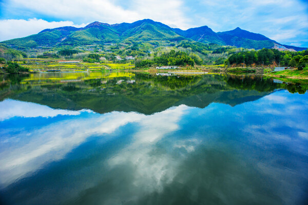 静谧湖泊