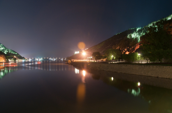 龙门东山石窟夜景图片