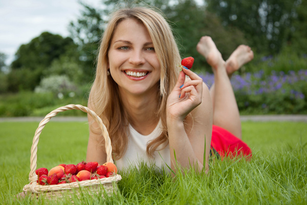 在擦偏低上吃草莓的女人图片