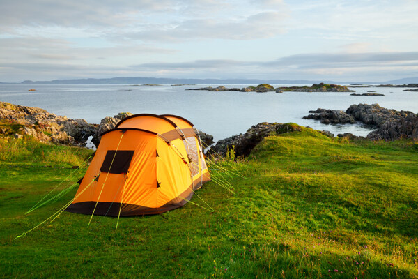 海边草地上的帐篷图片