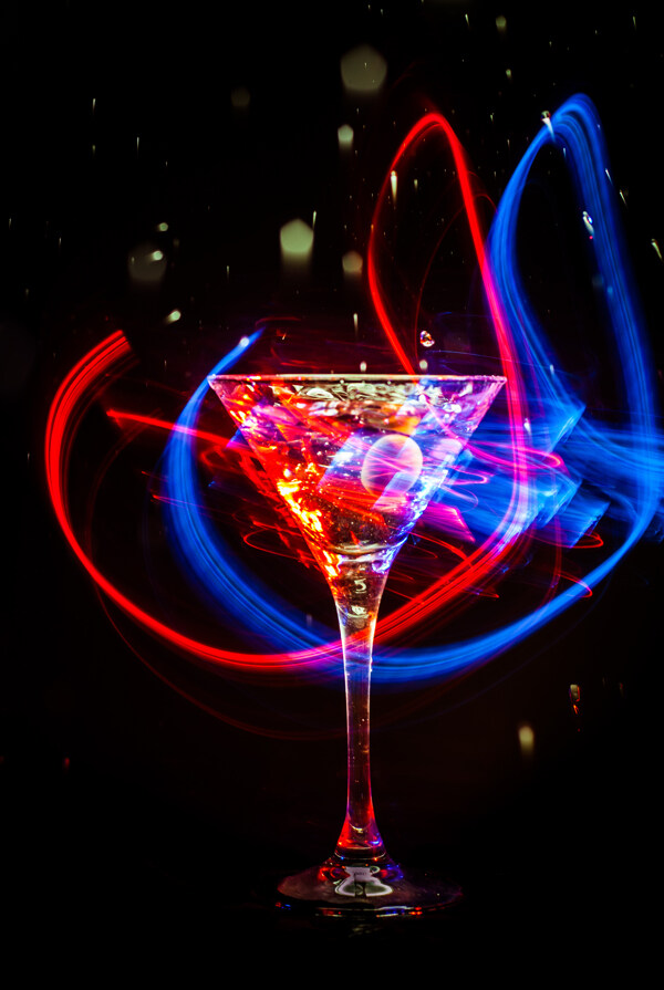 蓝红光围绕的酒杯