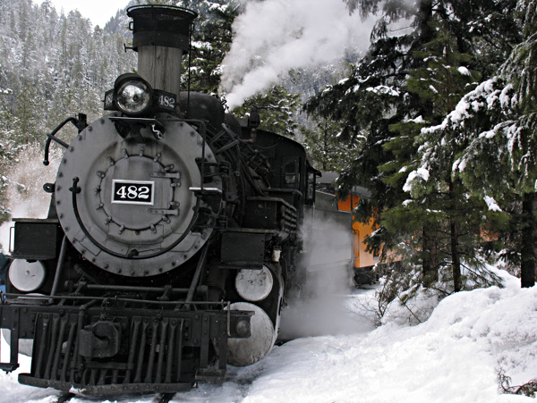 雪地里行驶的蒸汽火车图片