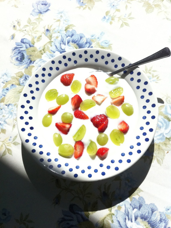 新鲜酸奶水果图片