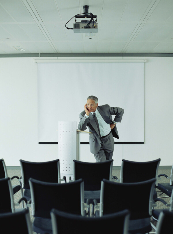 会议室沉思的商务男人图片