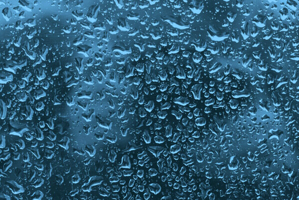 199玻璃上的雨滴