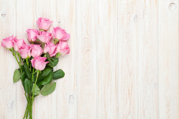 木板上的一束花朵