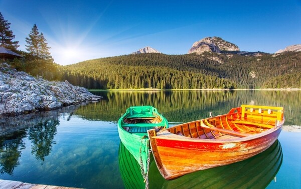 美丽湖泊里的小船图片