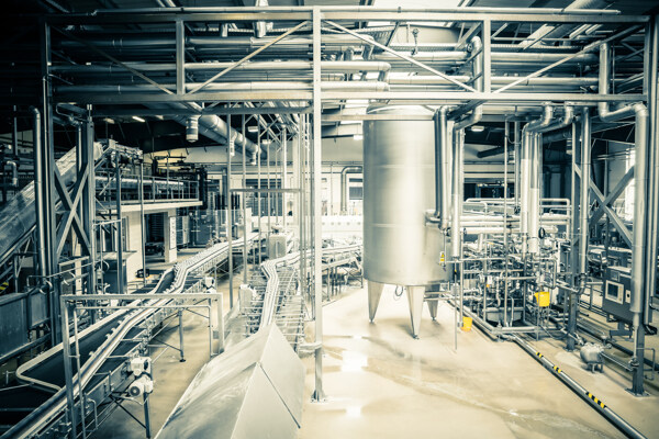 啤酒工厂发酵罐图片