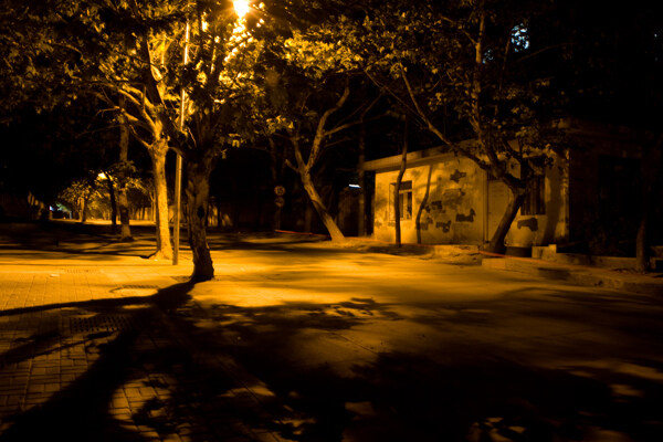 街道路灯夜景图片