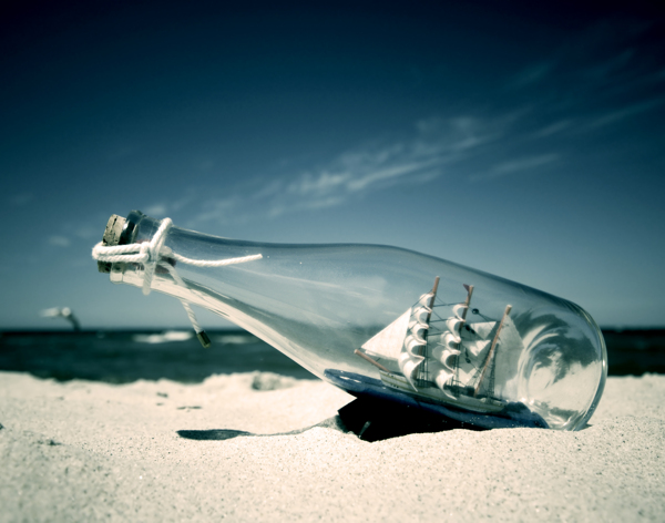 沙滩上的玻璃瓶图片素材