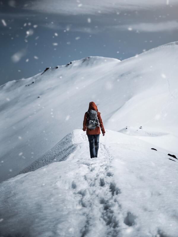 雪地步行的女性图片