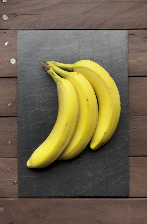 木板上的香蕉图片