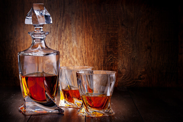 木板背景下的威士忌酒杯酒瓶图片