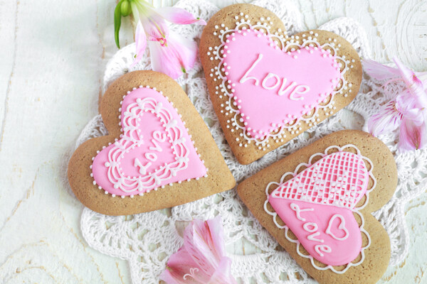 粉色心形花纹饼干图片
