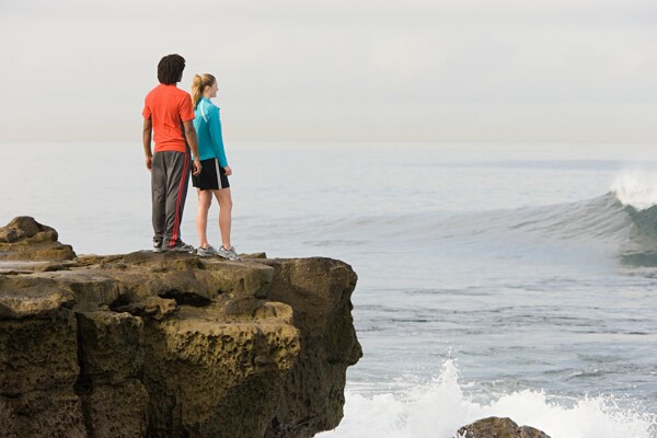 海边岩石上的情侣图片