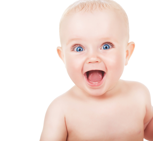 蓝眼睛张大嘴巴开心微笑的宝宝图片