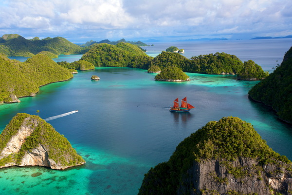 海岛帆船美景图片