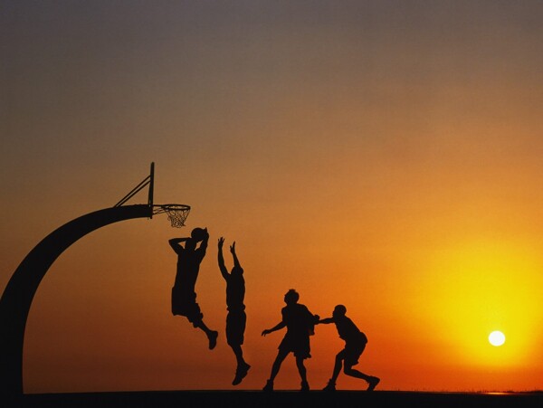 黄昏的篮球赛图片
