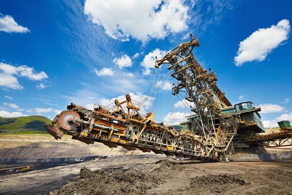 大型露天采矿机械图片