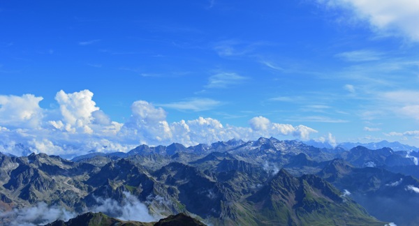 山峦起伏风景