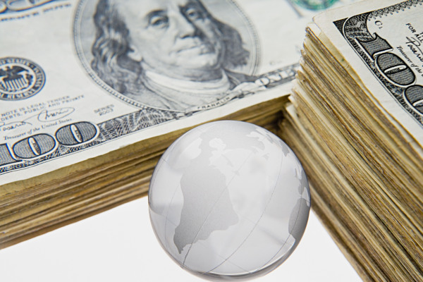 银球与美元钞票图片