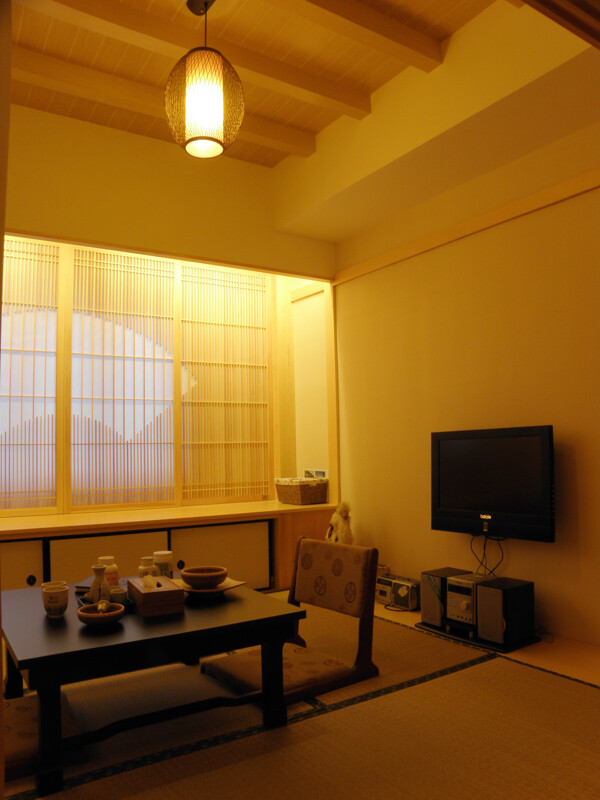 日式黄色灯光客厅茶桌电视装修效果图
