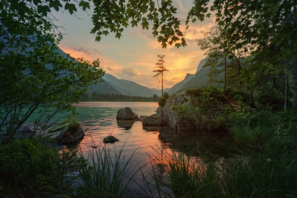 夕阳下的河道风景