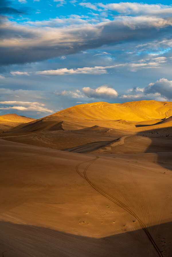 蓝天白云下的沙漠图片