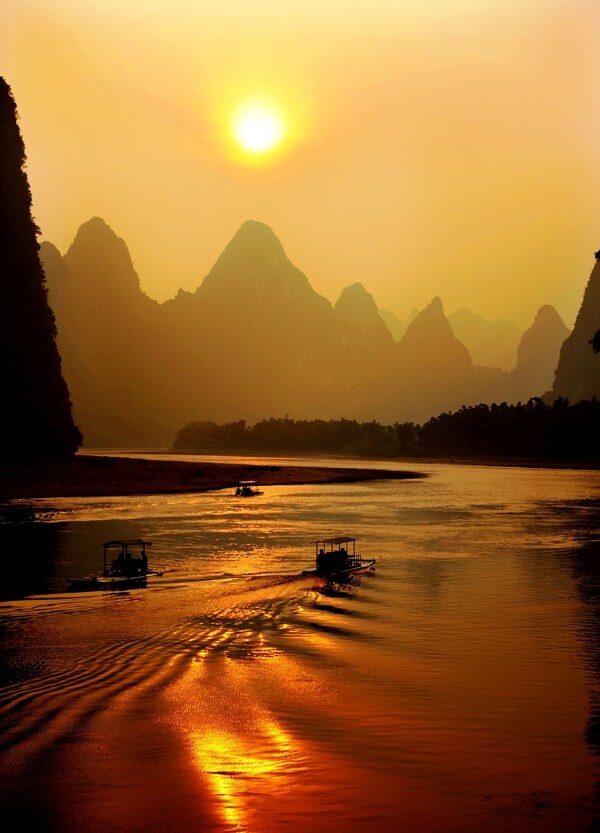 黄昏下的桂林山水图片