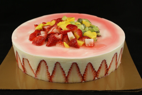 十寸鲜奶草莓慕斯蛋糕图片