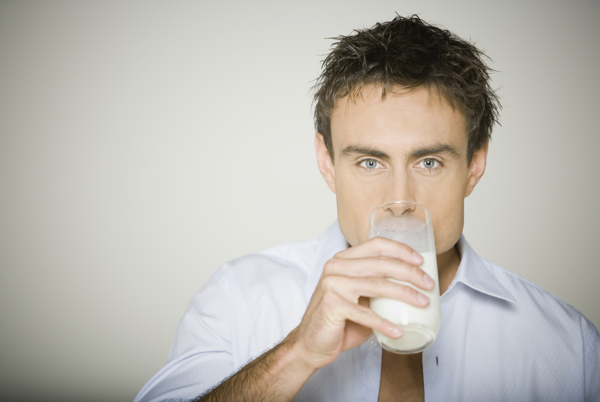 喝牛奶的男人图片