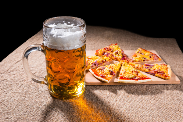 披萨与啤酒图片