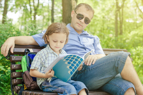 休闲椅看书的父子图片