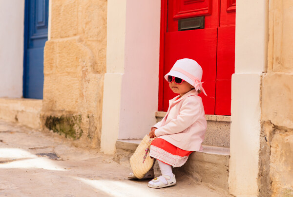 坐在门口的小女孩图片