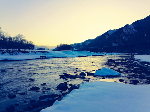 新疆冬季清晨河流